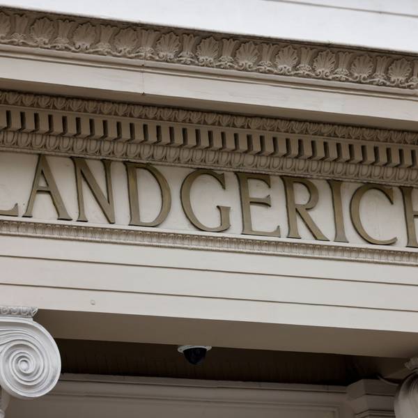 Blick auf den Schriftzug „Landgericht“ an der Fassade des Bonner Gerichtsgebäudes.