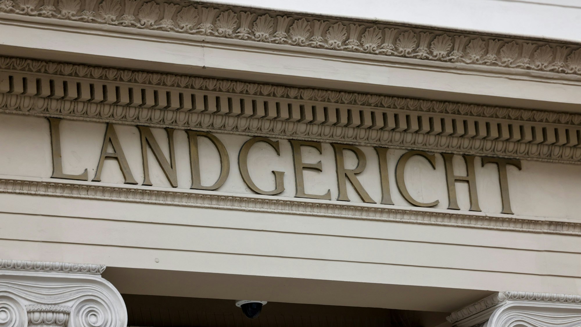 Blick auf den Schriftzug „Landgericht“ an der Fassade des Bonner Gerichtsgebäudes.