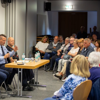 Im Gespräch mit den Bürgerinnen und Bürgern: Bernd Reuther, Leiter des Kriminalkommissariats 43, Stefan Bauerkamp, Leiter der Polizeiinspektion 5, und Sascha Schäfer, Bezirksbeamter. (v.l.)
