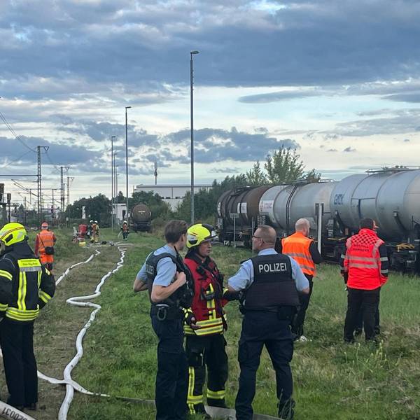Bei Rangierarbeiten fiel auf, dass Wasserstoffperoxid aus einem Kesselwagen austrat. Im Bild der braune Wagen am Ende der Reihe.