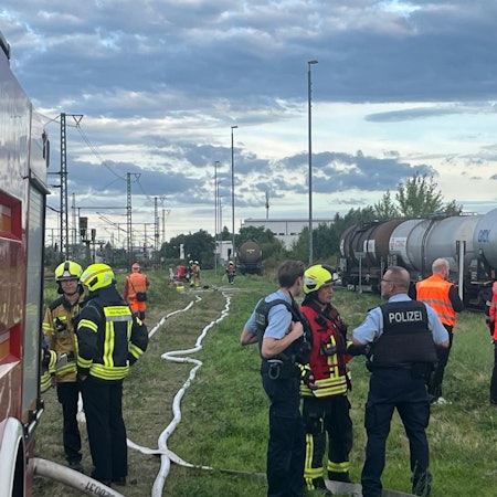 Bei Rangierarbeiten fiel auf, dass Wasserstoffperoxid aus einem Kesselwagen austrat. Im Bild der braune Wagen am Ende der Reihe.