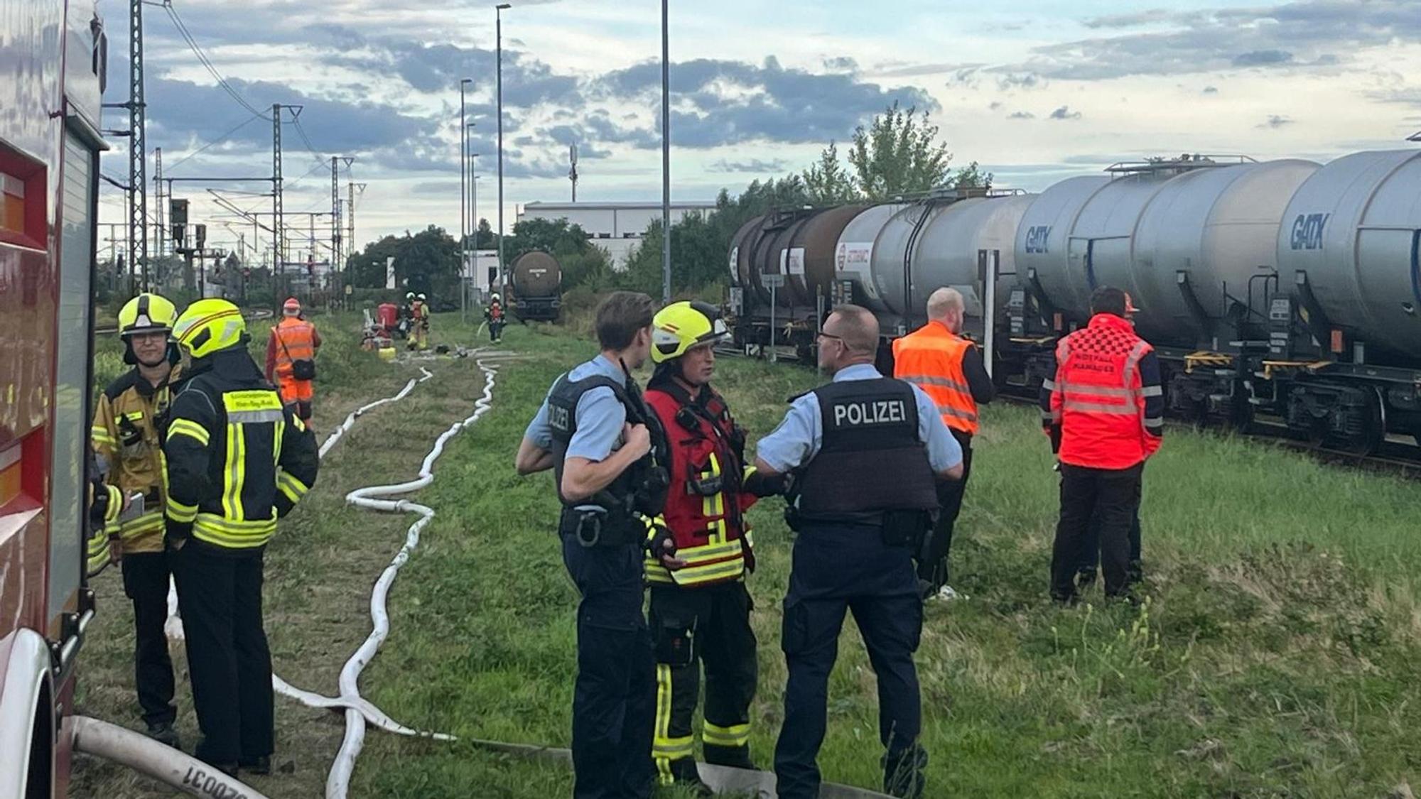 Bei Rangierarbeiten fiel auf, dass Wasserstoffperoxid aus einem Kesselwagen austrat. Im Bild der braune Wagen am Ende der Reihe.