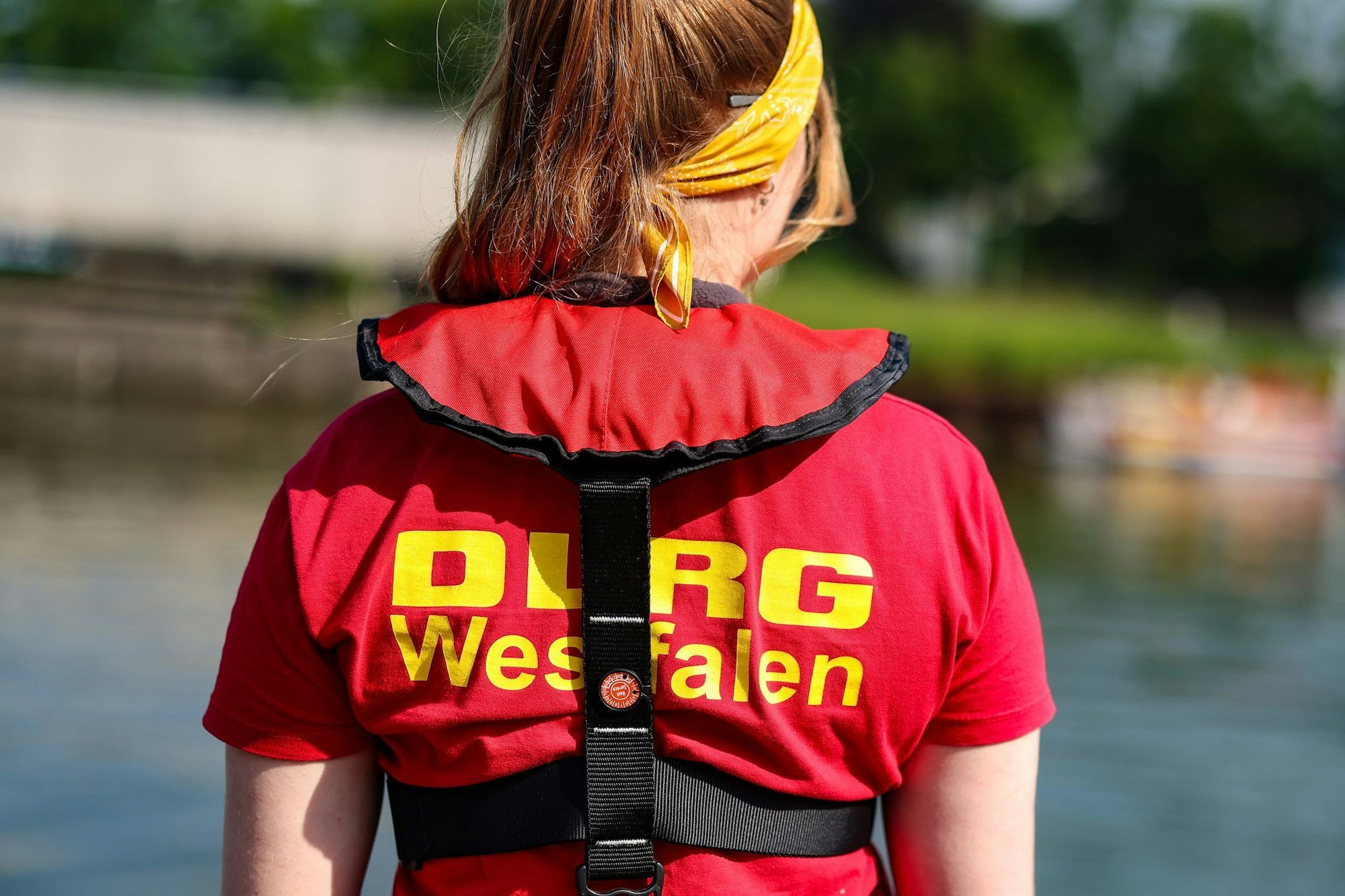 Einsatzkräfte der DLRG müssen seit Einführung der Rhein-Badeverbote deutlich seltener Leben retten, berichtet ein Sprecher der DRLG Nordrhein. (Symbolbild)