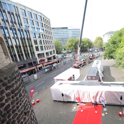 Blick auf den Rudolfplatz, wo der mobile Schwimmcontainer steht