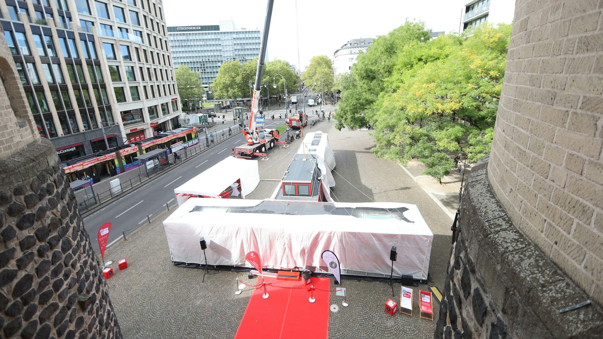 Blick auf den Rudolfplatz, wo der mobile Schwimmcontainer steht