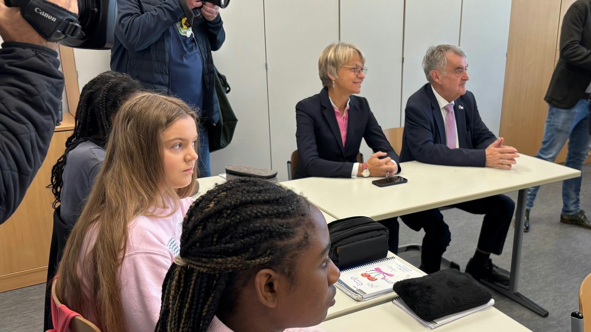 NRW-Schulministerin Dorothee Feller (CDU) sitzt in der letzten Reihe neben NRW-Innenminister Herbert Reul (CDU).