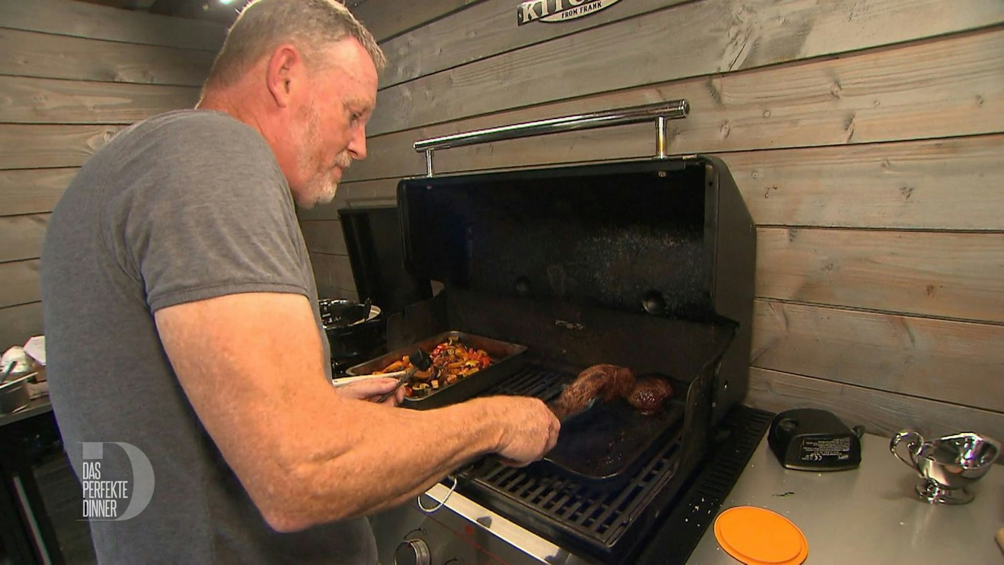 Frank will jedem den gewünschten Gargrad servieren. Das setzt ihn ein wenig unter Druck.
(Bild: RTL)