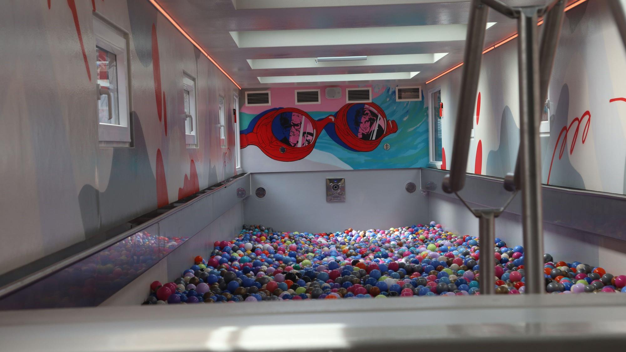 Mobiler Schwimmcontainer mit bunten Bällen im Becken