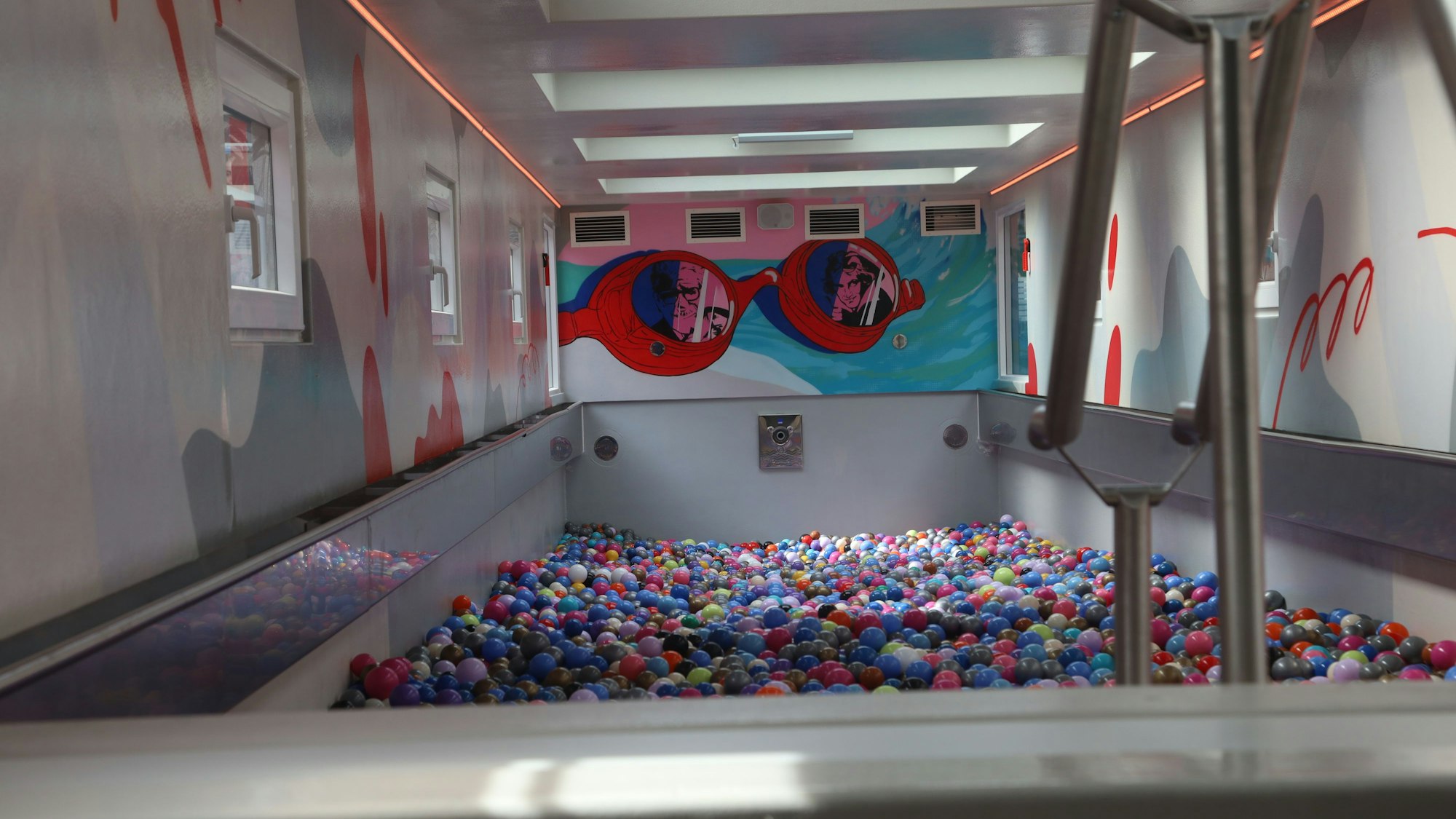 Mobiler Schwimmcontainer mit bunten Bällen im Becken