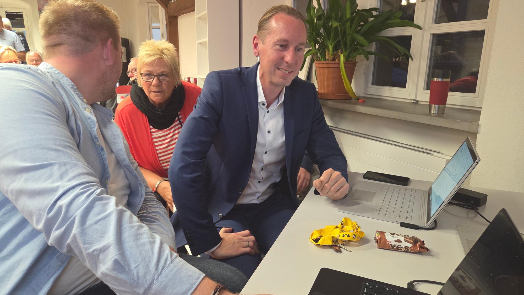 SPD-Kandidat René Wirtz (rechts) behält auf seinem Laptop bei der Kommunalwahl die Ergebnisse im Auge.