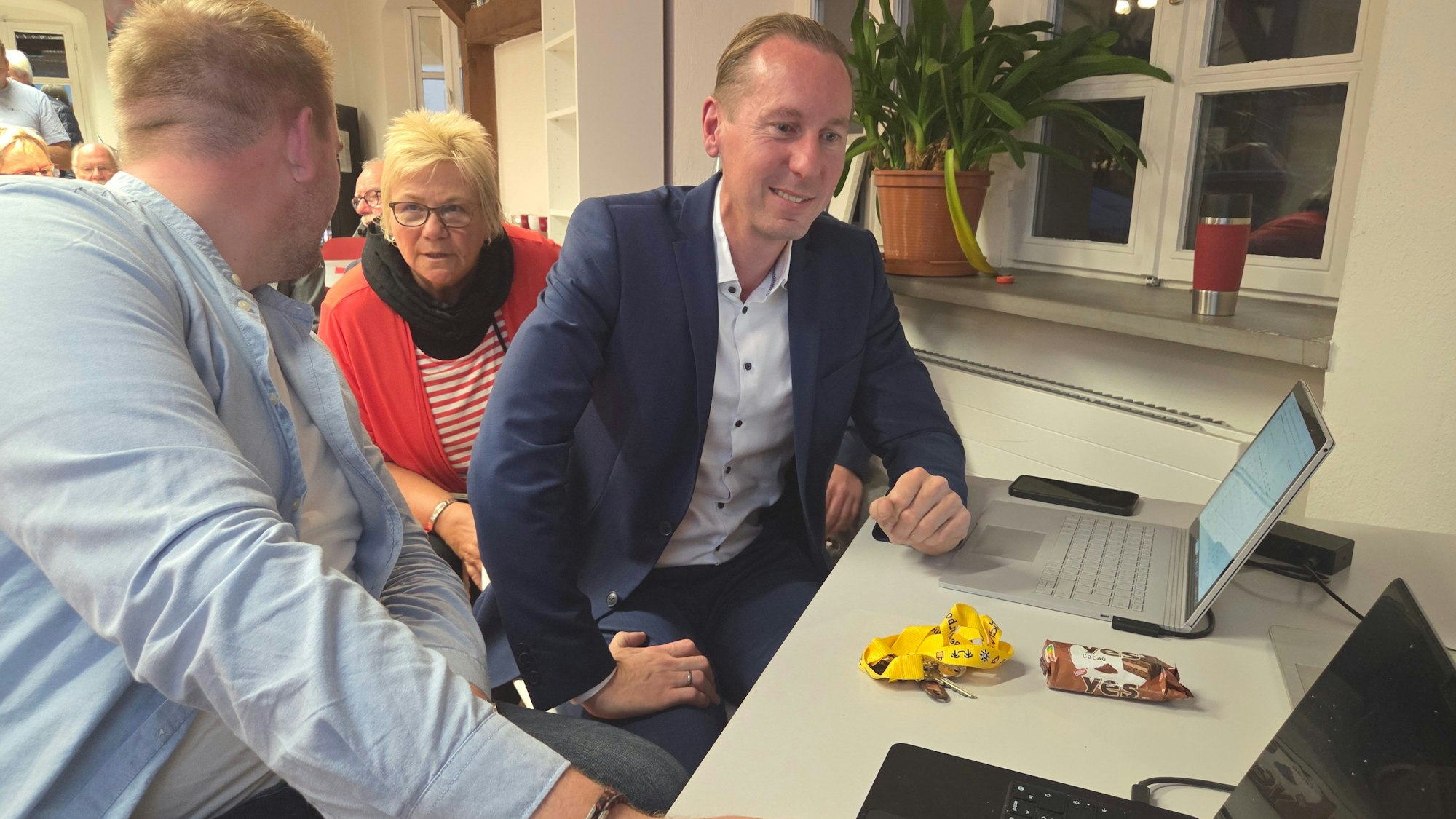 SPD-Kandidat René Wirtz (rechts) behält auf seinem Laptop bei der Kommunalwahl die Ergebnisse im Auge.