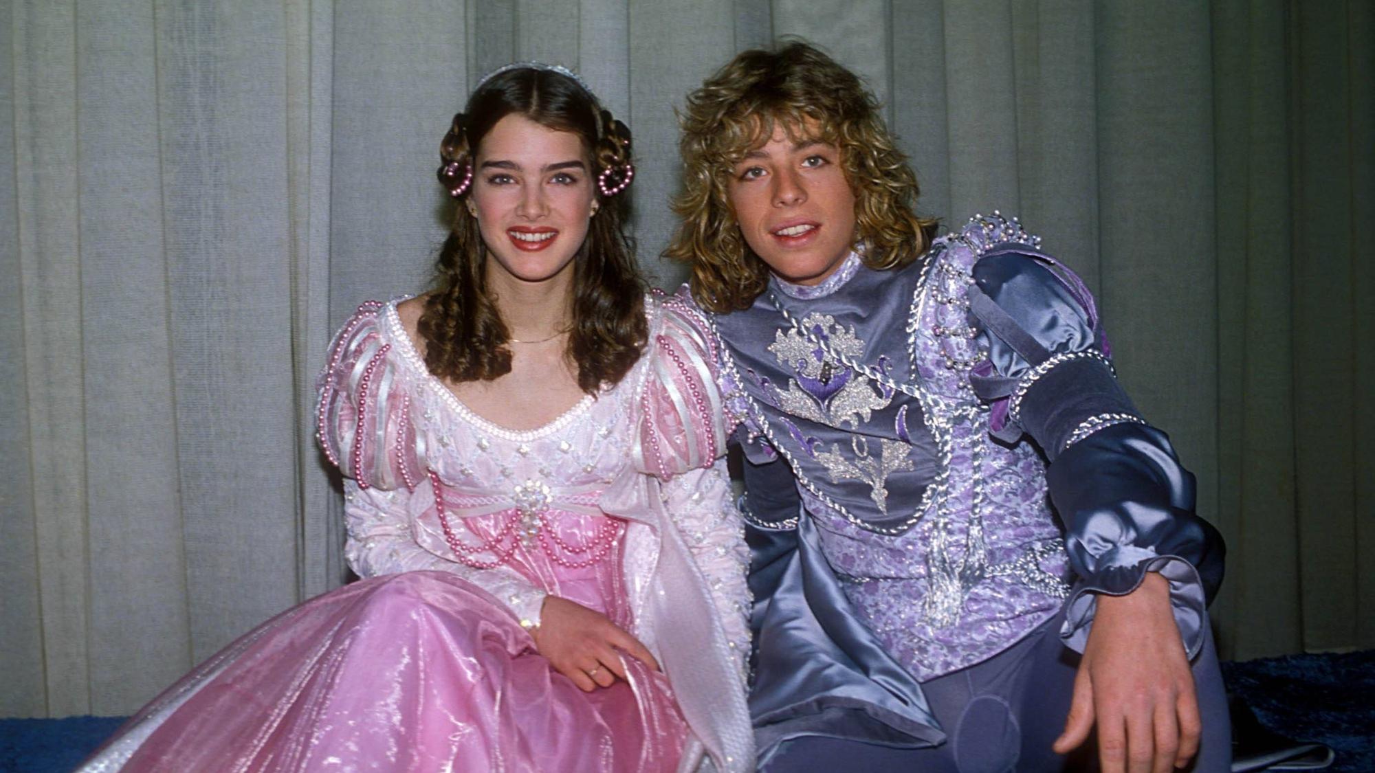Brooke Shields und Leif Garrett posieren.