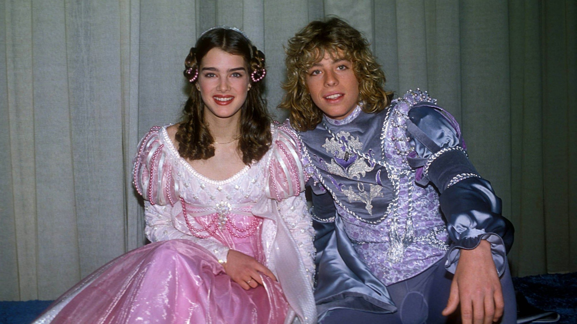 Brooke Shields und Leif Garrett posieren.