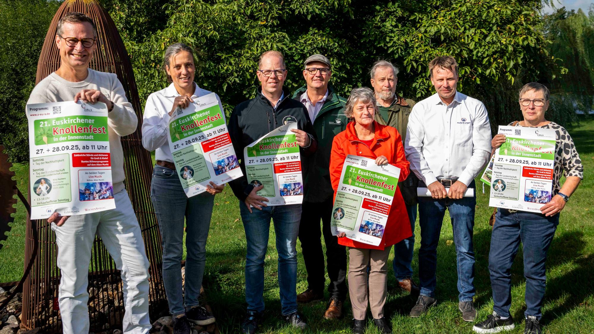 Teilnehmer der Pressekonferenz bei Pfeifer & Langen präsentieren die Plakate des Euskirchener Knollenfests.