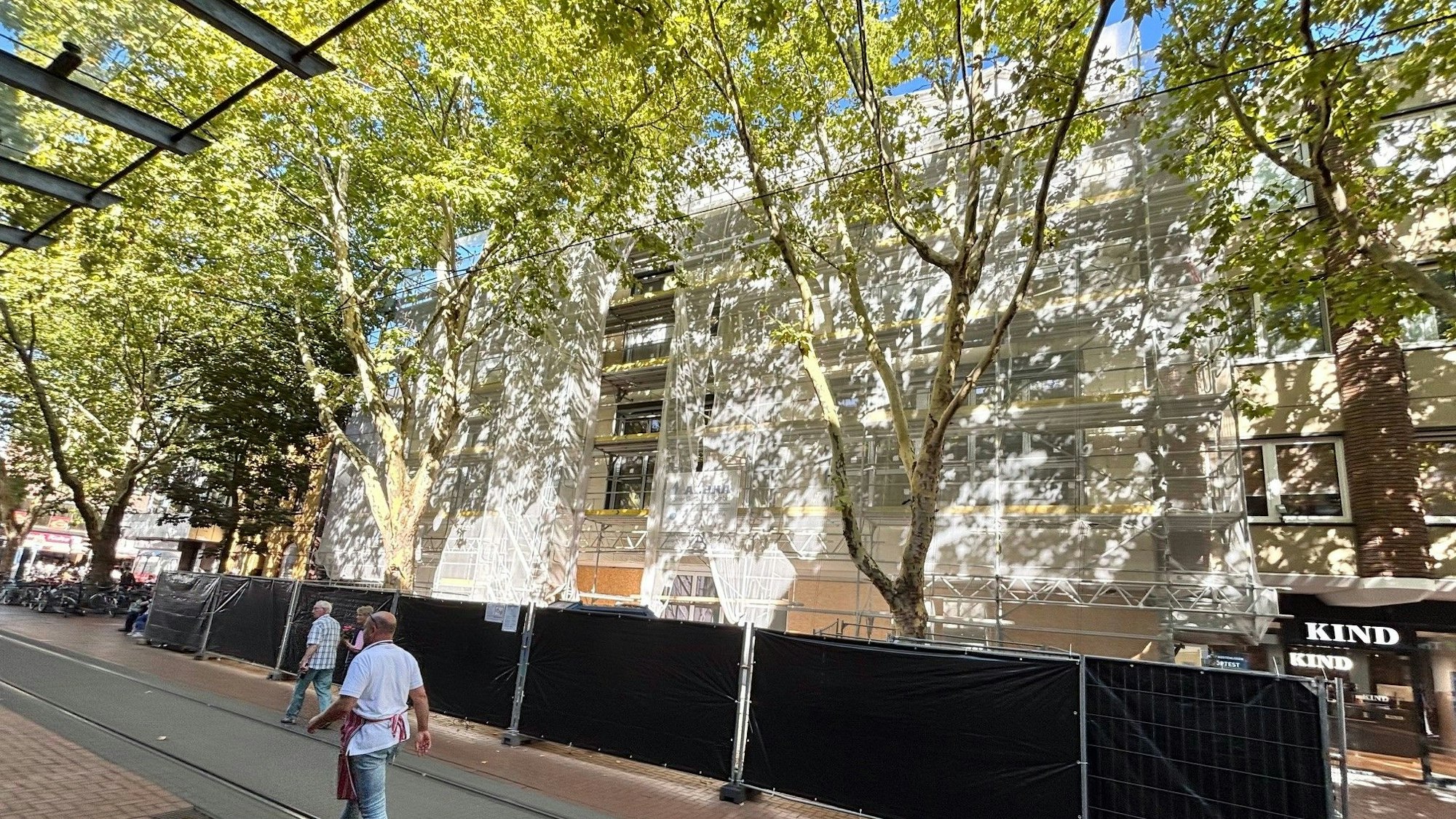 Auf dem Bild ist ein Geschäftshaus zu sehen, das umgebaut wird.