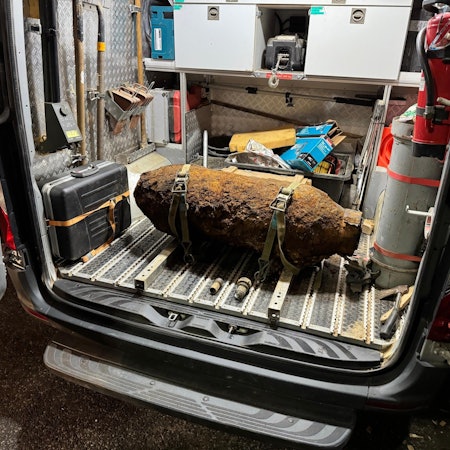 Das Bild zeigt eine entschärfte Bombe in einem Transporter.