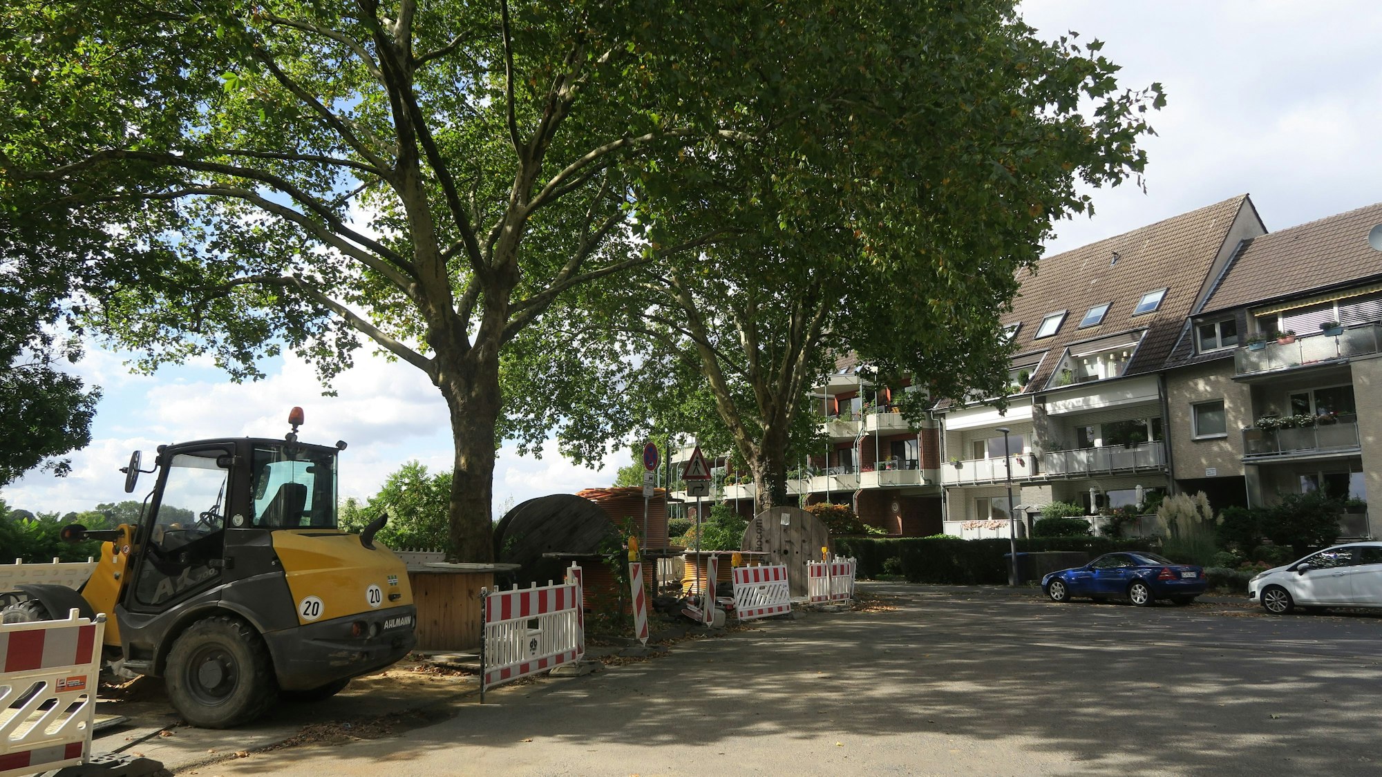 Ein „Ersatzbauhof“ blockiert Parkplätze. Anwohner meinen, die Baustelle im Wendehammer der Isidor-Caro-Straße hätte längst aufgelöst werden können.