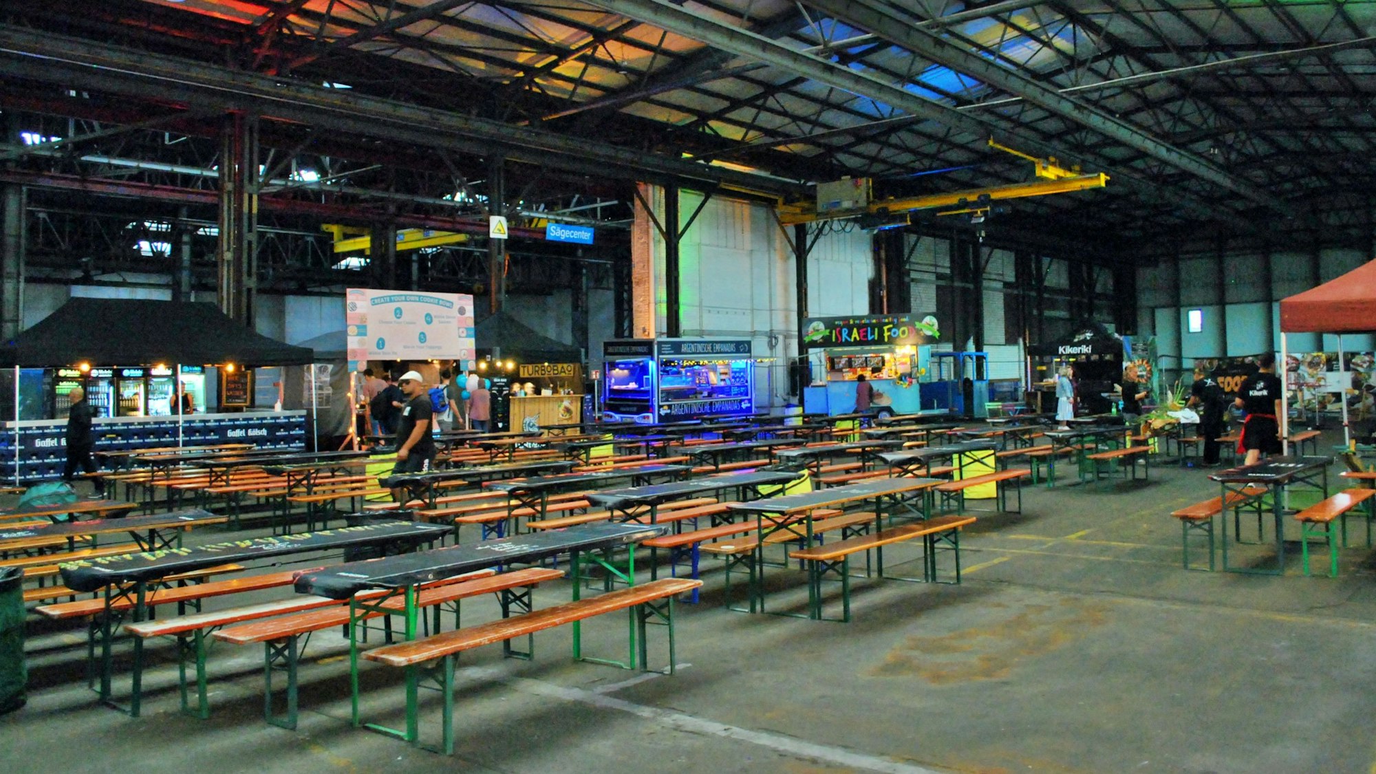 Der Innenbereich des Street Food Festival Ehrenfeld. (Archivbild)