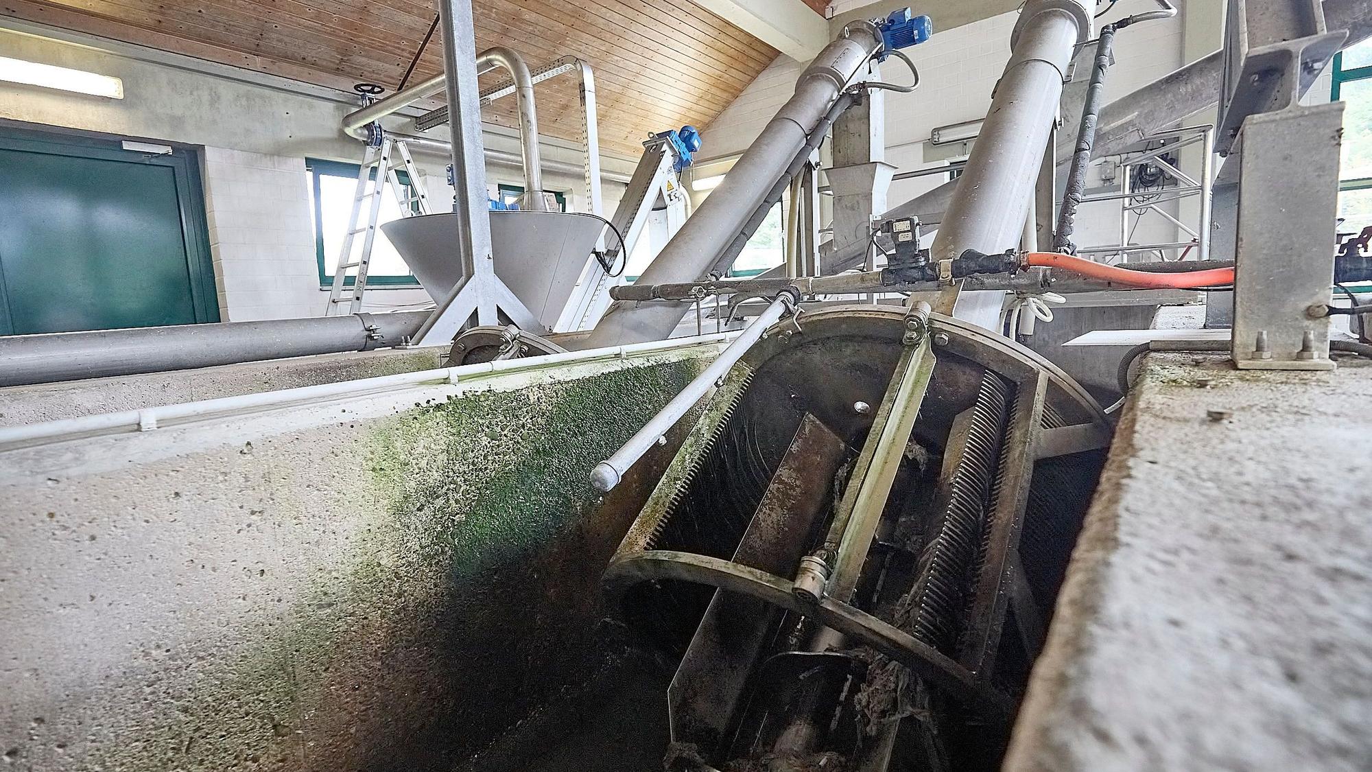 Im Gebäude der Kläranlage in Gemünd ist ein mechanischer Rechen zu sehen.