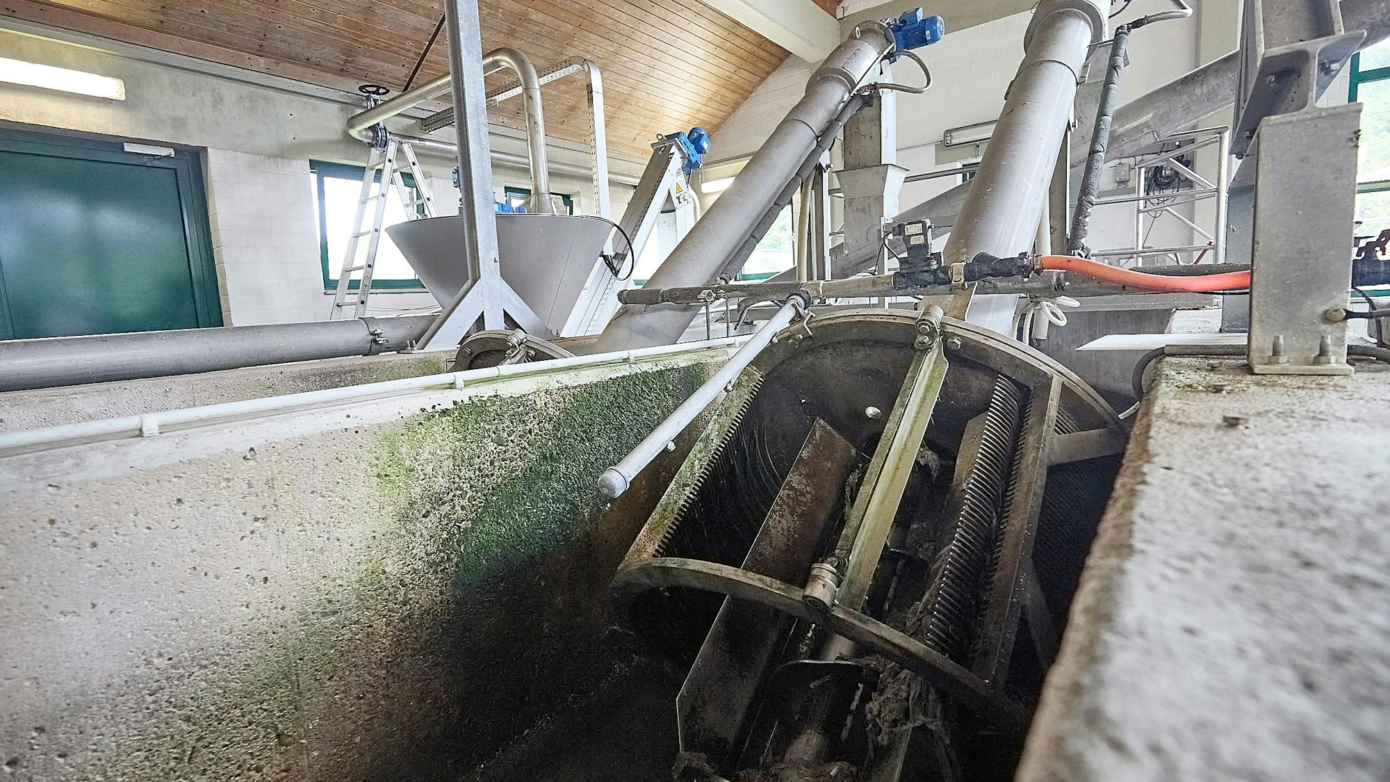 Im Gebäude der Kläranlage in Gemünd ist ein mechanischer Rechen zu sehen.