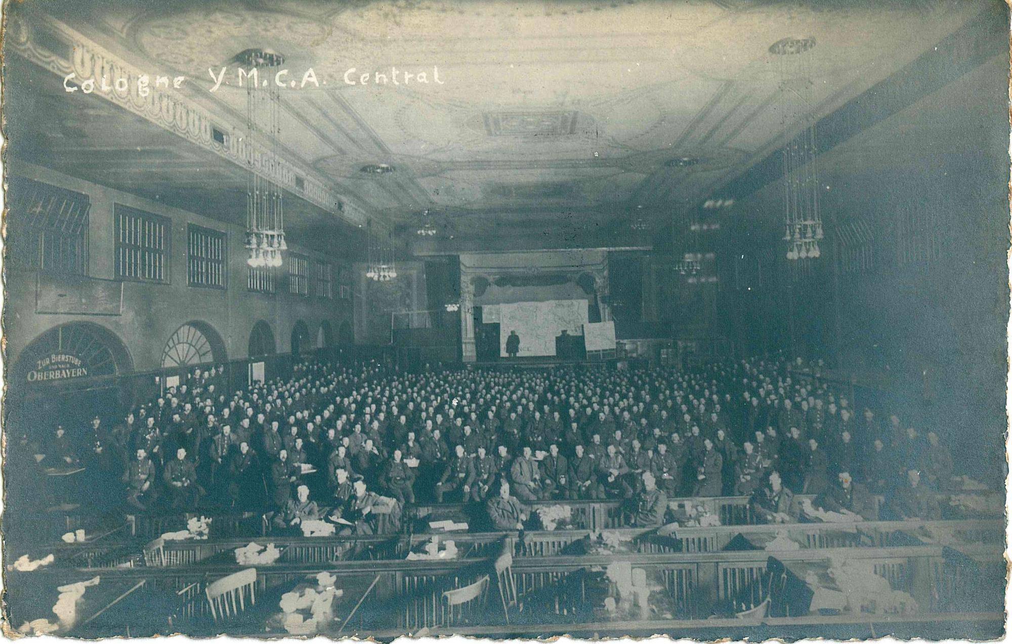 Blick in den Saal des "Groß-Köln" während einer Veranstaltung mit britischen Besatzungssoldaten. Nach dem Ersten Weltkrieg wurde der Vergnügungspalast für die Zentrale des "YMCA" beschlagnahmt, um Gottesdienste oder Bildungsveranstaltungen für die Soldaten anbieten zu können.