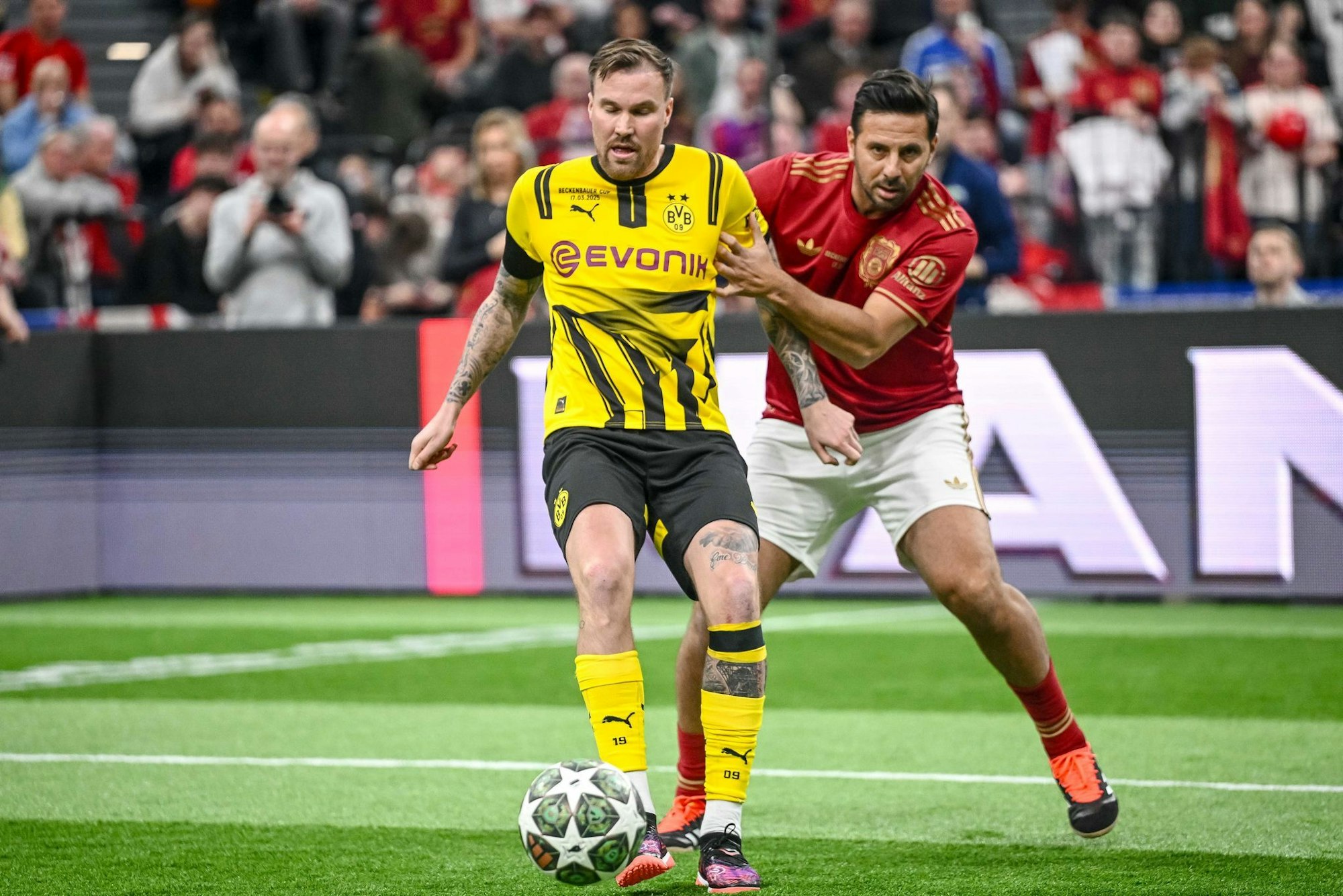 Hatte seine aktive Karriere längst beendet: Kevin Großkreutz (links), hier beim Kleinfeld-Hallenturnier «Beckenbauer Cup» in München im März 2025