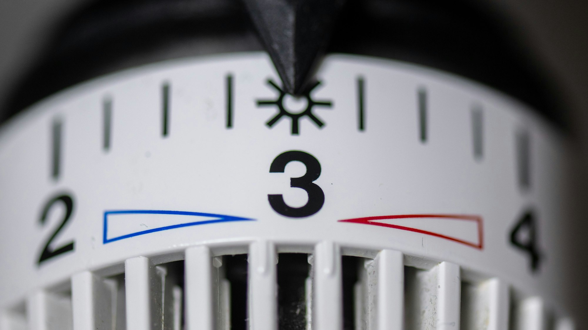 Der Thermostat an einem Heizkörper ist auf Stufe drei eingestellt.