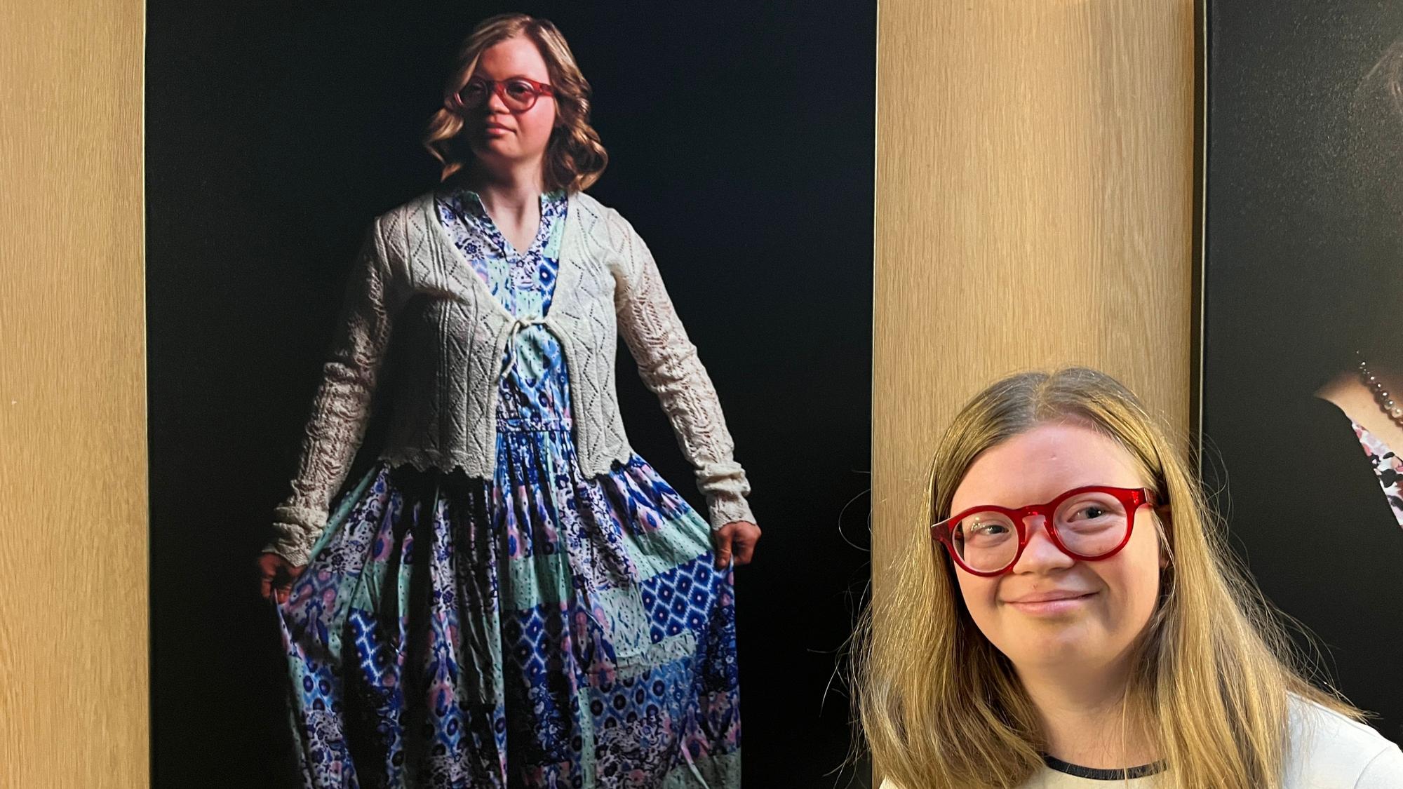 Christin zeigt stolz ihr Bild, das Kleid hat sie eigens zum Fotoshooting mitgebracht.