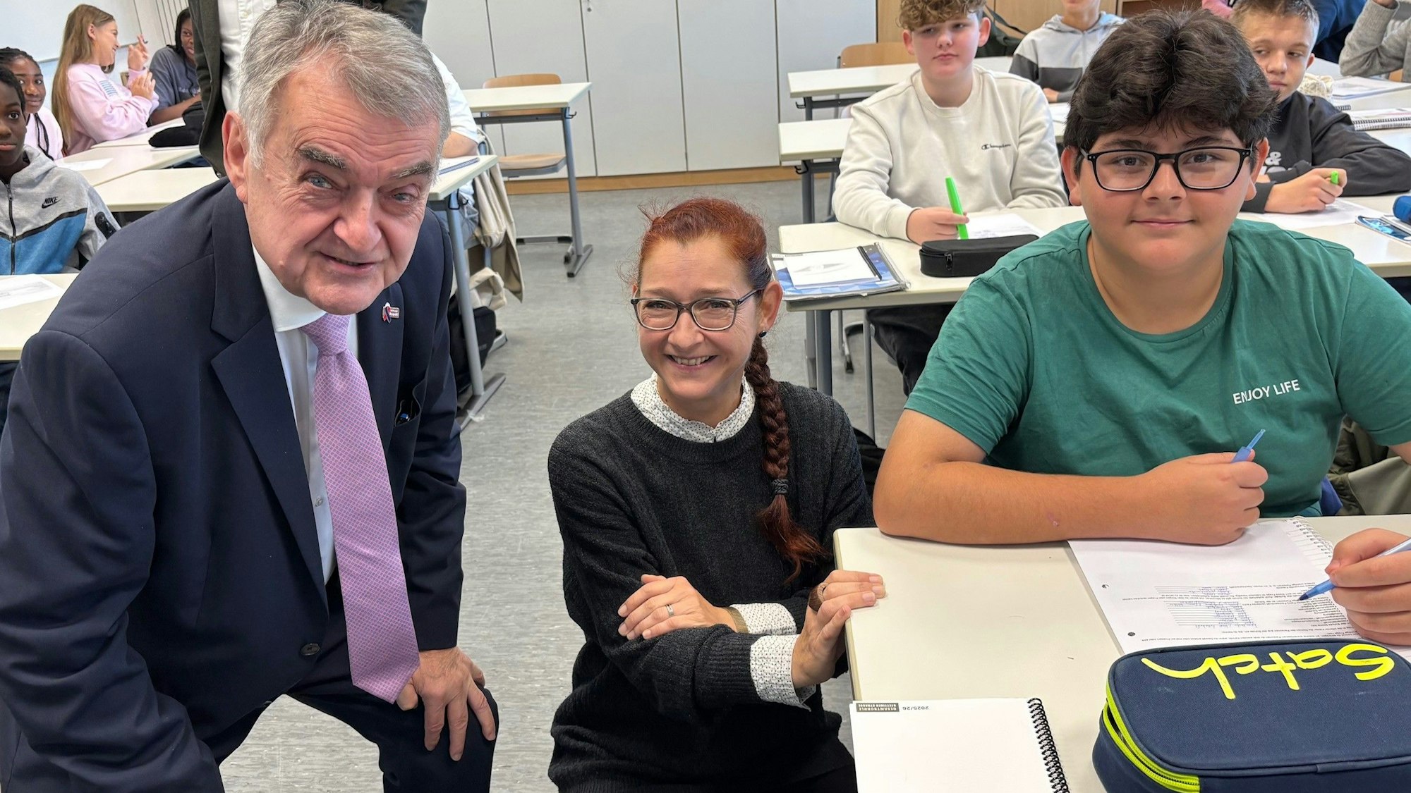 Neues Gewaltpräventionsprogramm an Schulen: Herbert Reul, Klassenlehrerin Holtz und Schüler Ronyar.