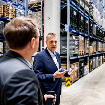 Das Bild zeigt Standortleiter Hendrik Krämer in der neuen Logistikhalle.