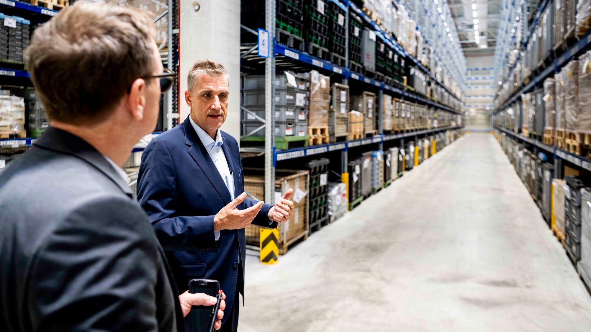 Das Bild zeigt Standortleiter Hendrik Krämer in der neuen Logistikhalle.