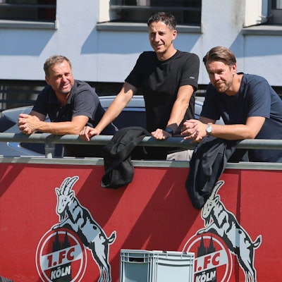 Jörg Jakobs, Christian Keller und Thomas Kessler (v.l.) im August 2022 am Trainingsplatz des 1. FC Köln