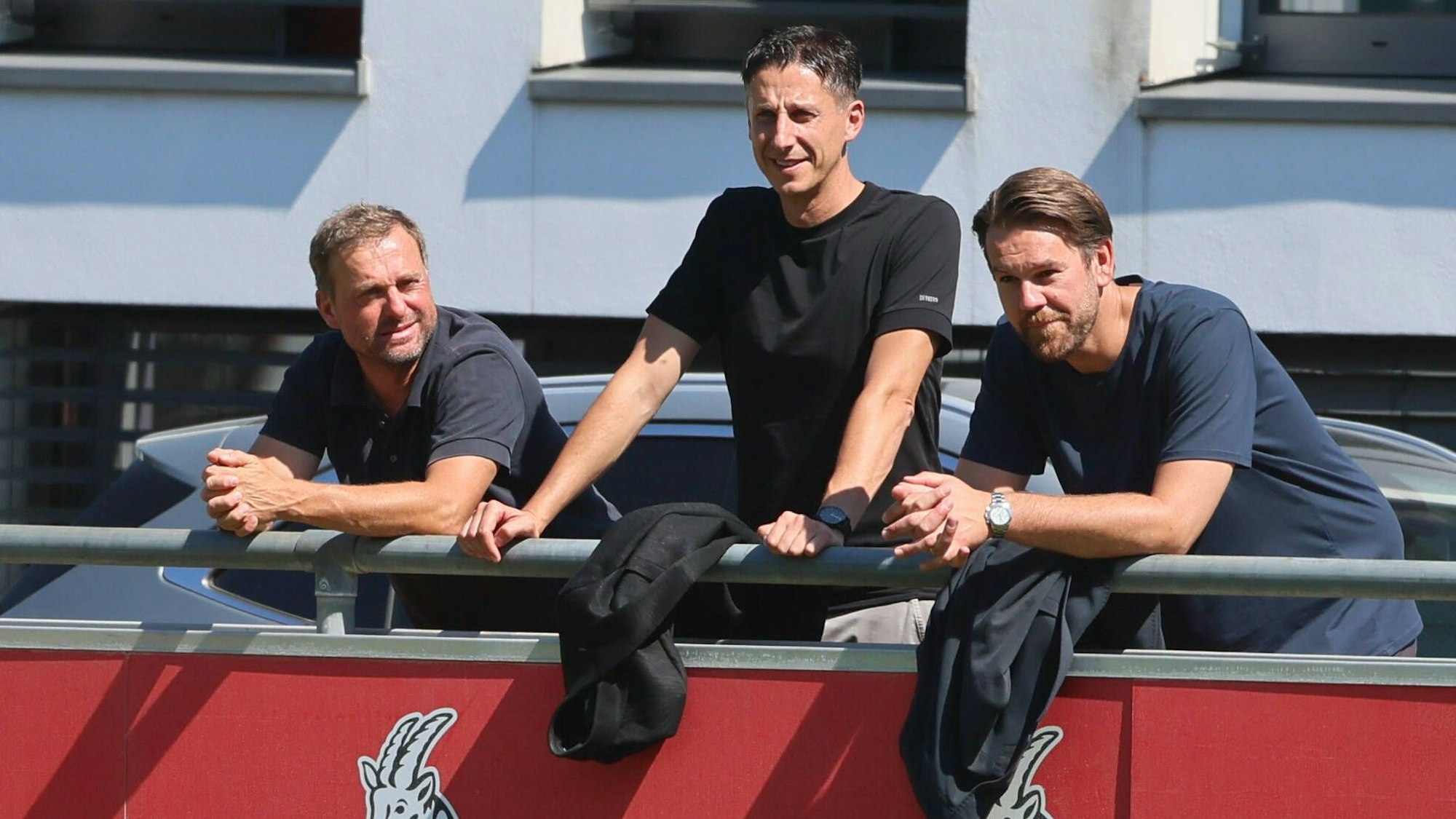 Jörg Jakobs, Christian Keller und Thomas Kessler (v.l.) im August 2022 am Trainingsplatz des 1. FC Köln