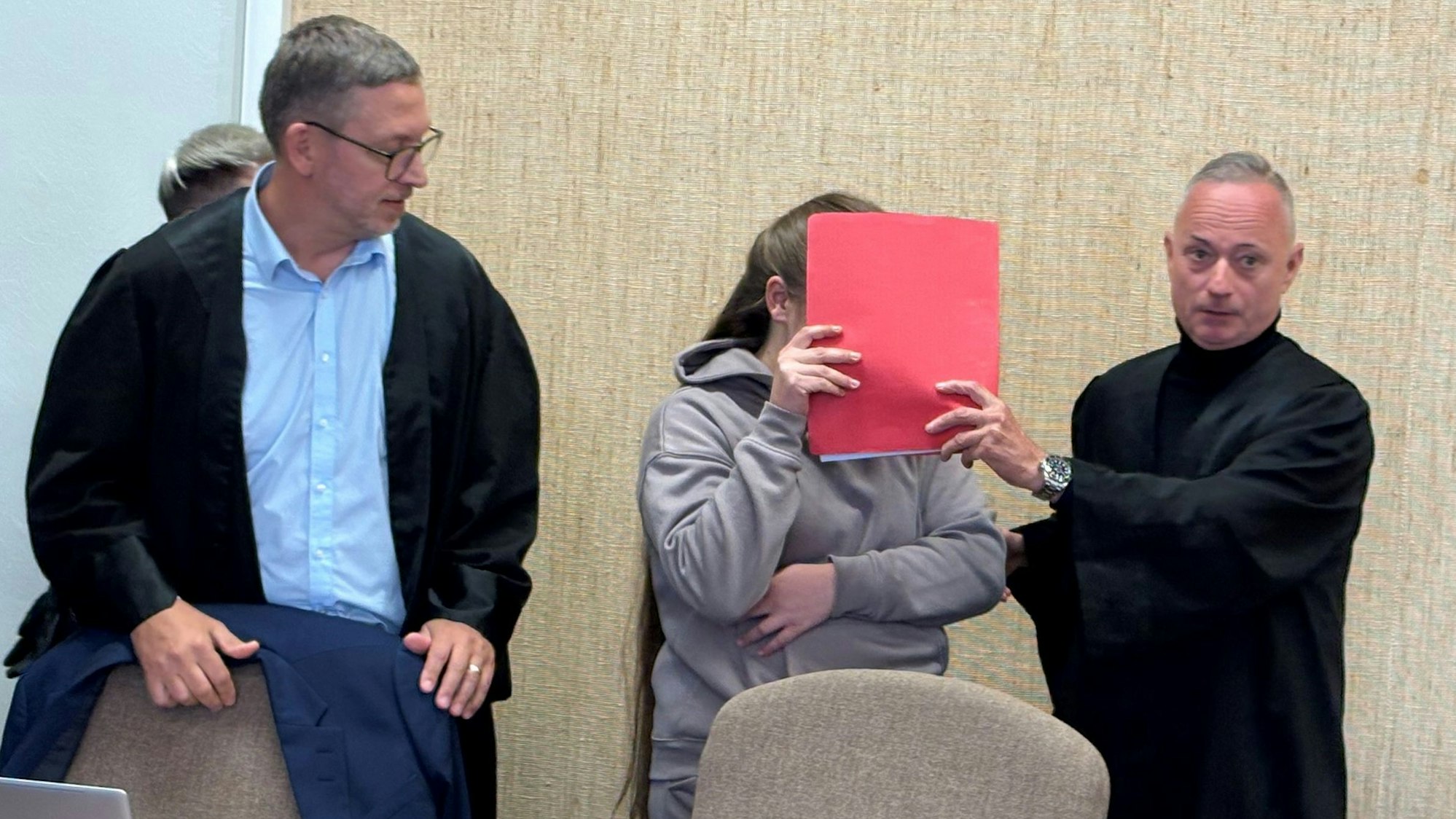 Die Angeklagte beim Prozessauftakt mit ihren Verteidigern Alexander Pabst und André Wallmüller.