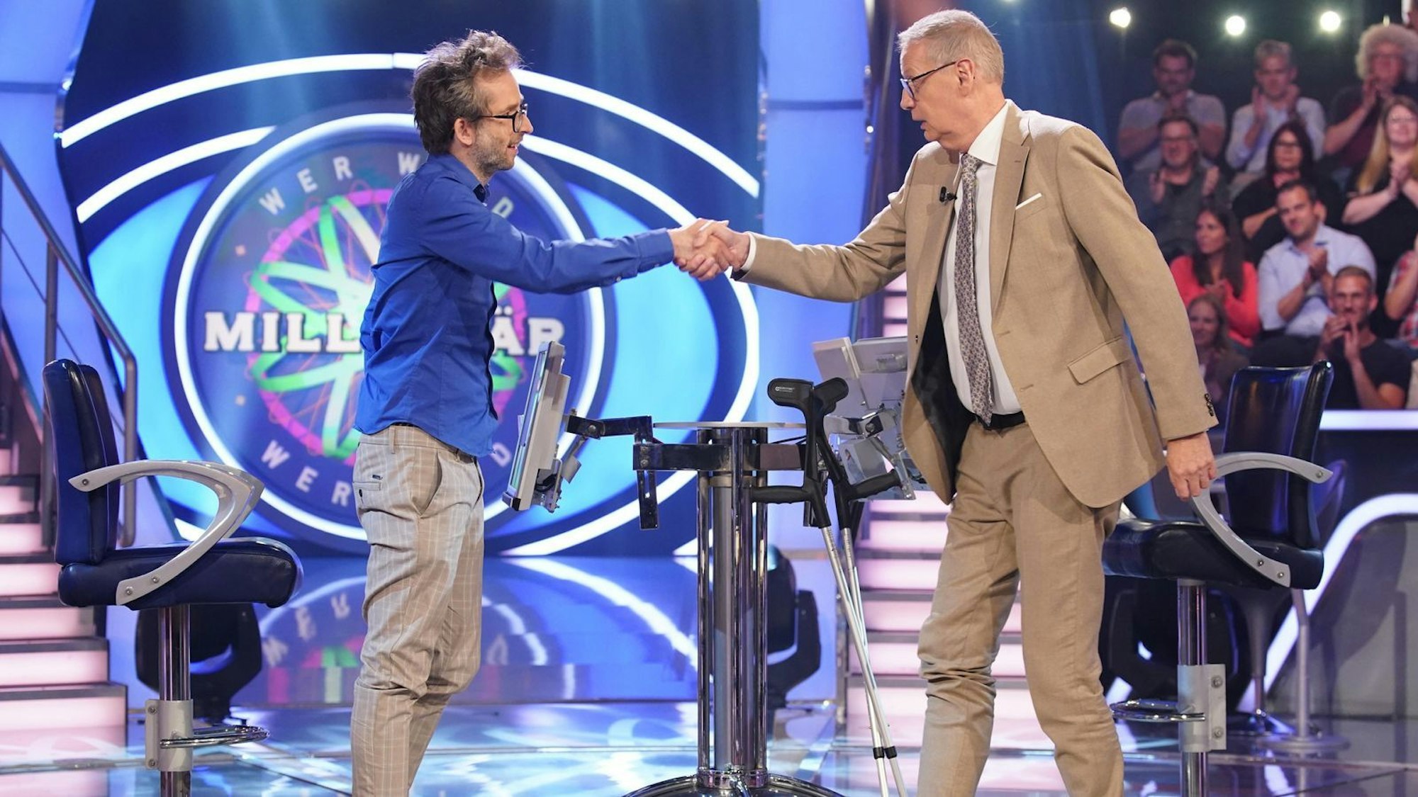 Wunderheilung? Vor lauter Mitfiebern mit Kandidat Mark Thomsen vergaß der Moderator, dass er Krücken brauchte. (Bild: RTL / Stefan Gregorowius)