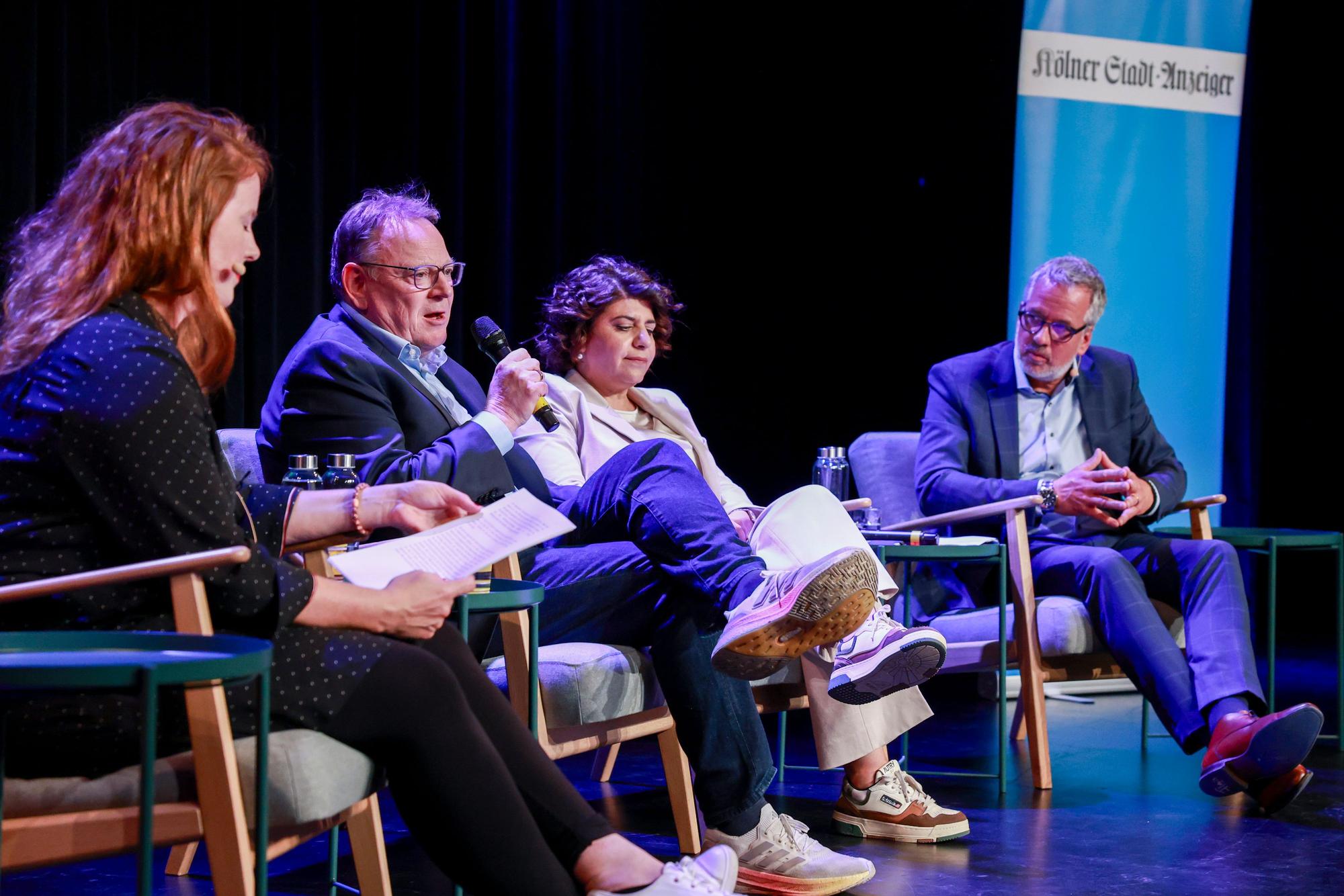 22.09.2025, Köln: Die Kandidaten für das Amt des Oberbürgermeisters, Berivan Aymaz und Torsten Burmester, sprechen bei einer Podiumsdiskussion im Rahmen des KSTA-Leserforums in der COMEDIA.
Foto: Michael Bause