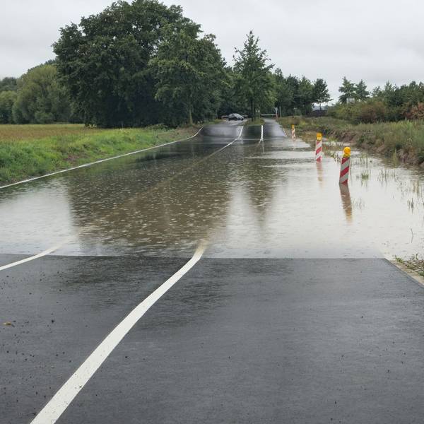 Die Senke in der Straße zum Wassersportsee bei Zülpich ist voll Wasser gelaufen