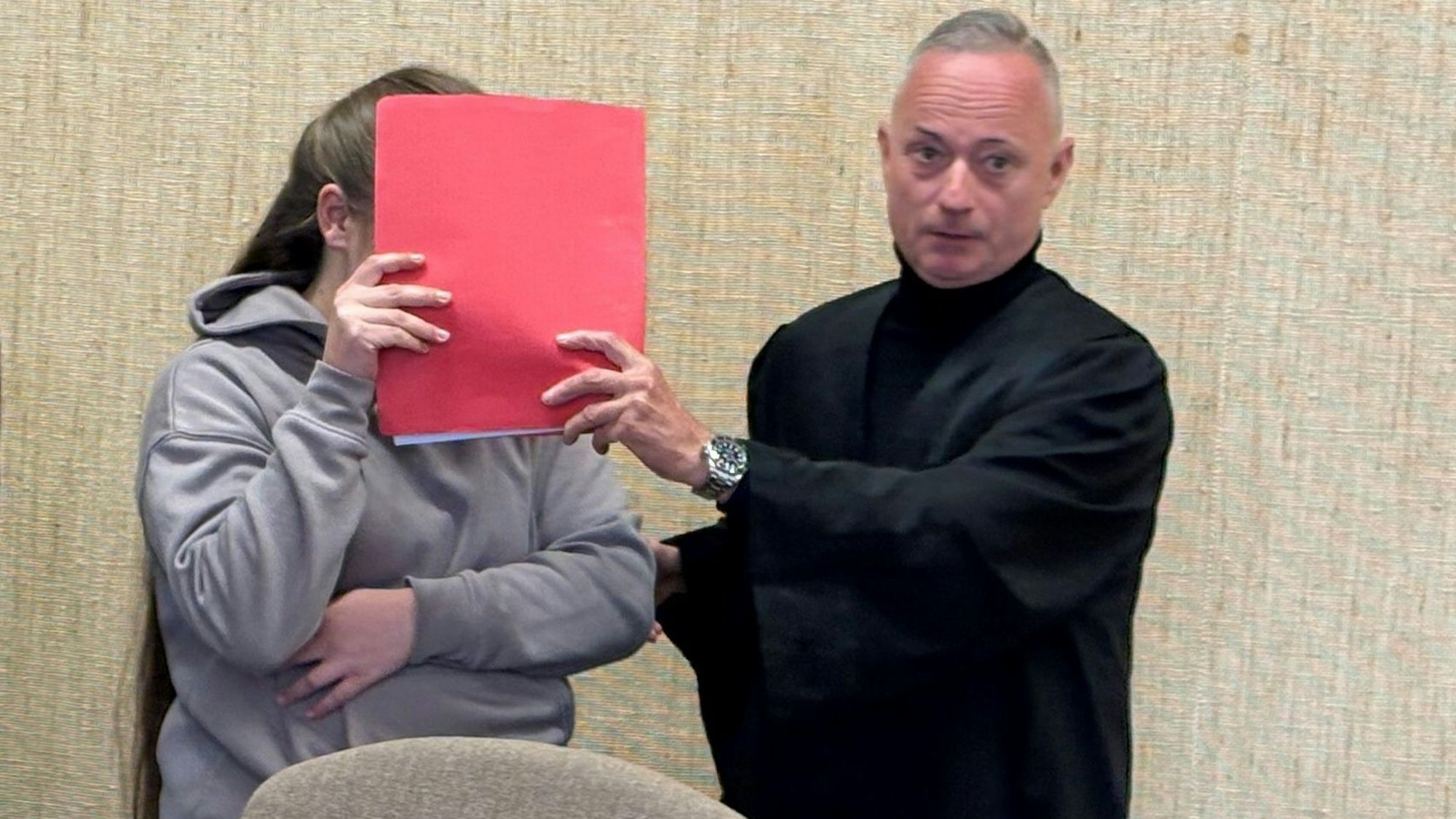 Die Angeklagte mit ihrem Verteidiger André Wallmüller beim Prozessauftakt im Landgericht