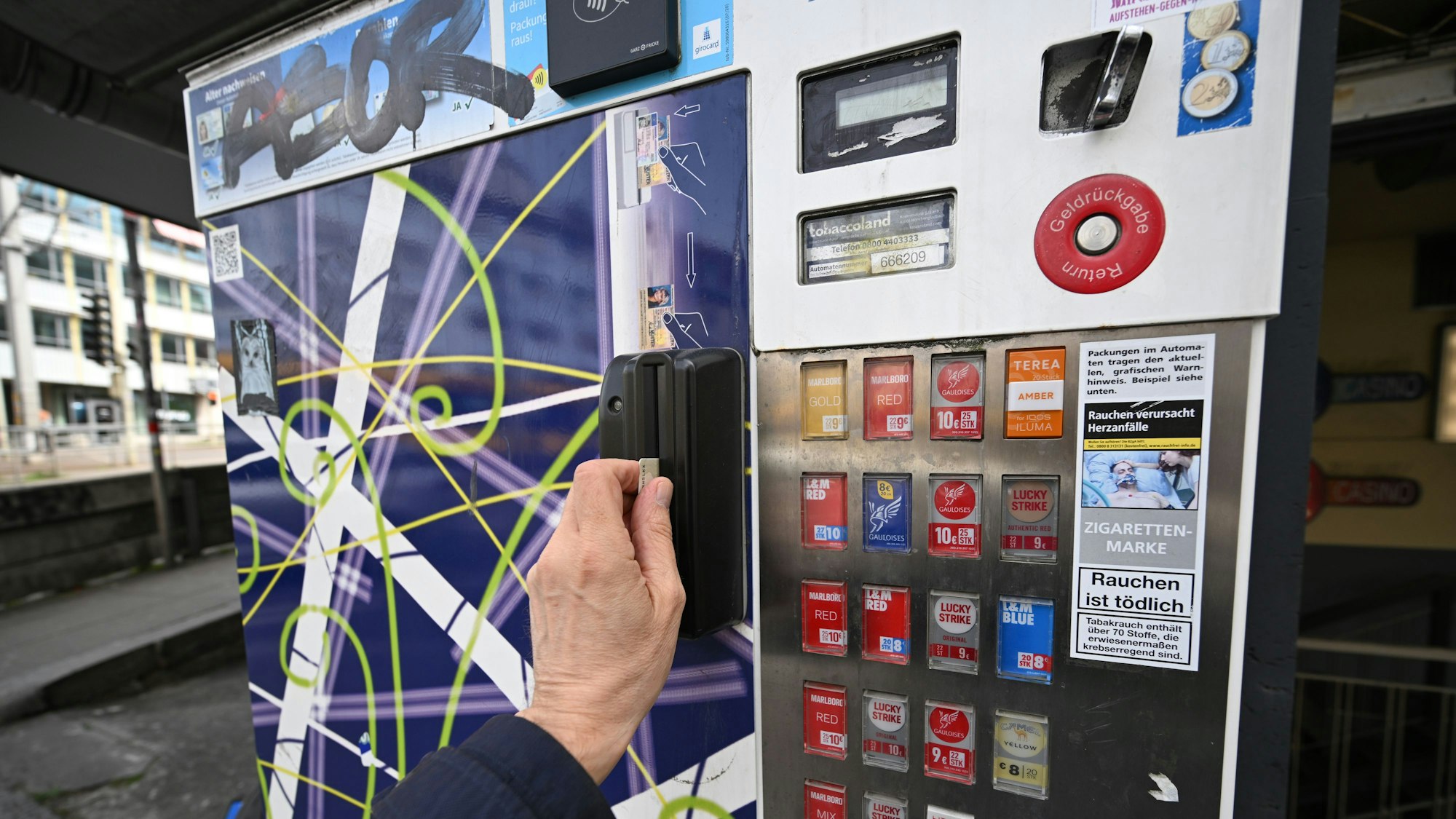 In der Nacht zu Dienstag (23. September) wurde in Köln-Holweide ein Zigarettenautomat gesprengt (Archivbild).