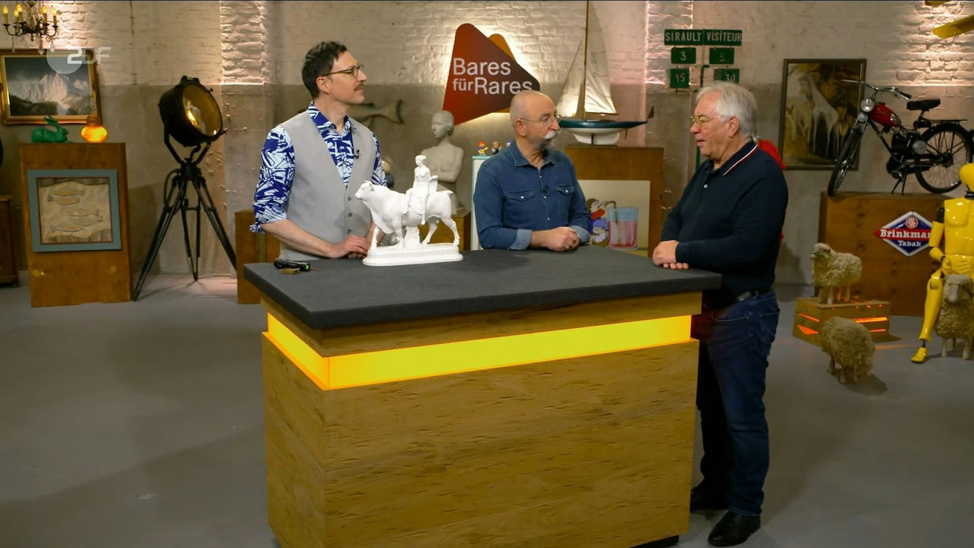 Als Dank für Computerhilfe hatte Ingmar diese Skulptur geschenkt bekommen: Europa auf dem Stier, gefertigt 1921 von KPM. (Bild: ZDF)