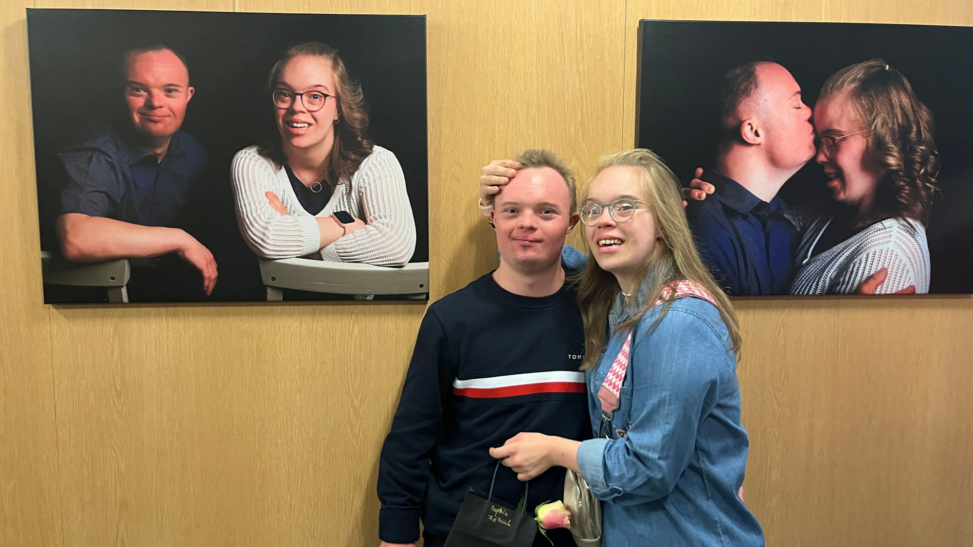 Die inklusive Jugendgruppe, die sich im Jugendzentrum Key trifft, hat nach einem Fotoshooting die Ausstellung „Einzigartig Sichtbar“ im Foyer des Rathauses präsentiert. Jan und Sophia haben sich als Paar ablichten lassen.
