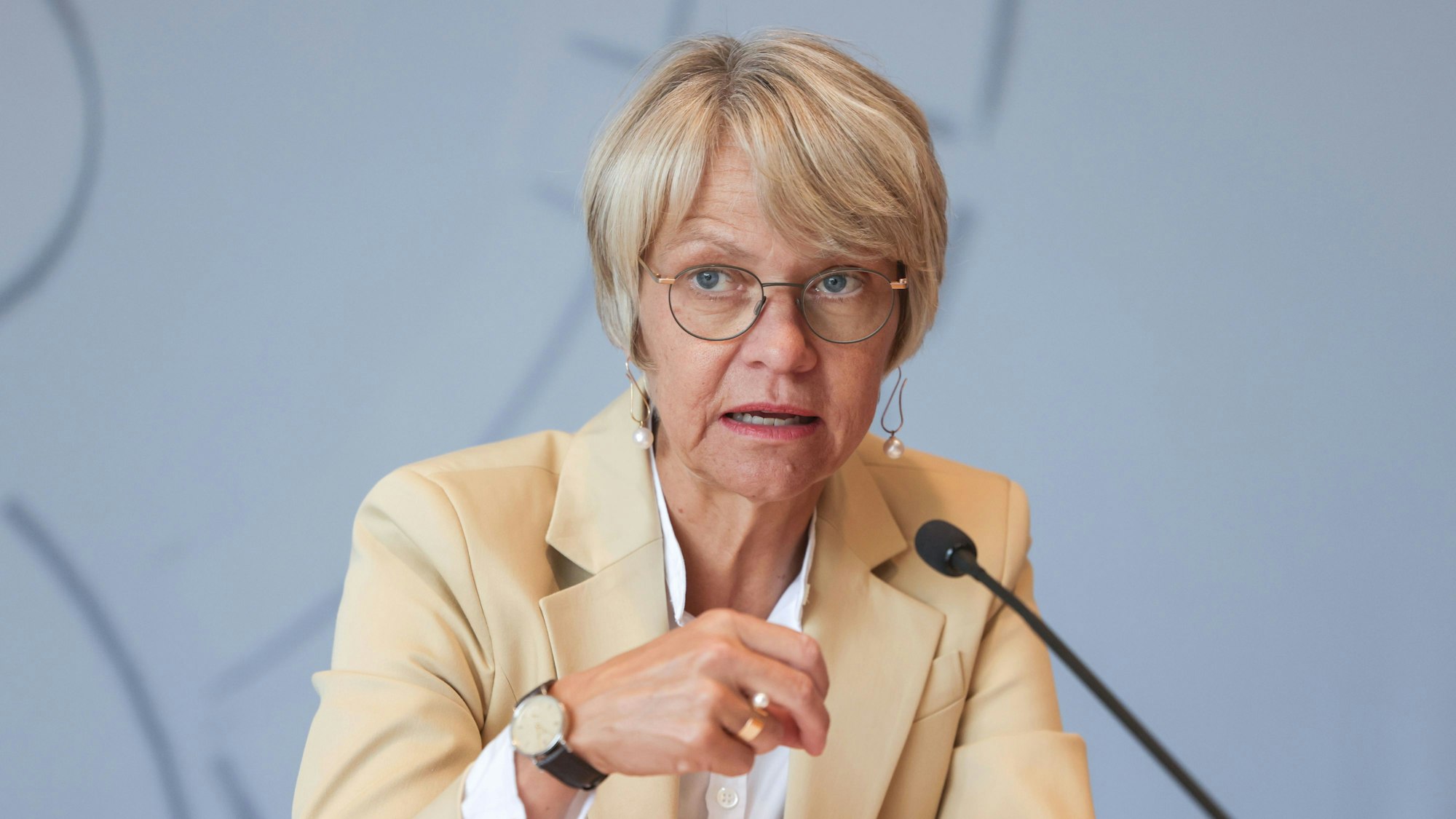 Dorothee Feller (CDU), Bildungsministerin in Nordrhein-Westfalen, hat zusammen mit Innenminister Herbert Reul ein Projekt zur Gewaltprävention an Schulen ins Leben gerufen.