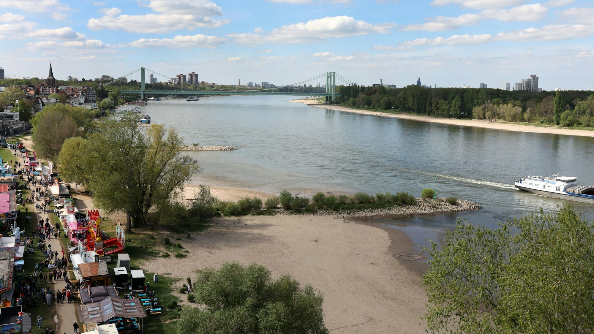 Der Blick auf den Rhein und Köln von einem Riesenrad an der Rodenkirchener Riviera. (Archivbild)