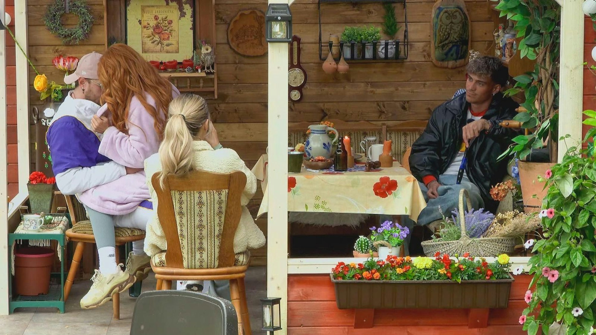Alberne Provokation: Dennis und Tara (l.) stören Linas und Ryans Ruhe. (Bild: RTL)