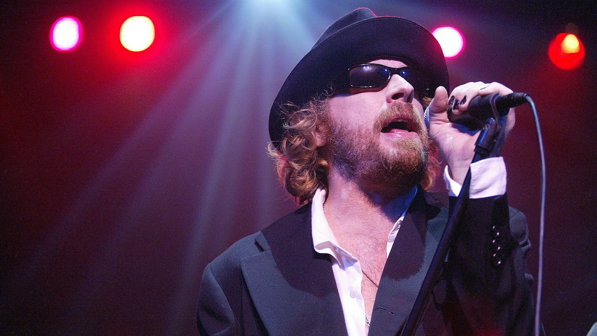 Leif Garrett singt in ein Mikro.