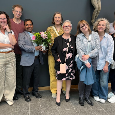 Der Kaplan mit Gemeindemitgliedern.