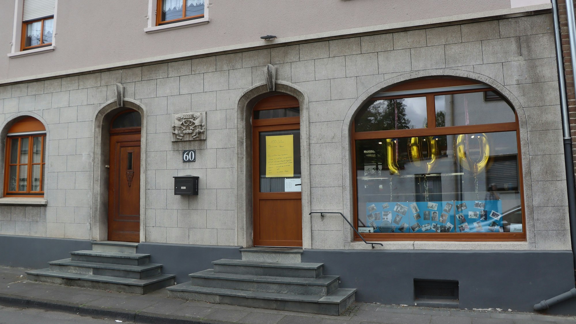 Zu sehen ist eine Bäckerei von außen.