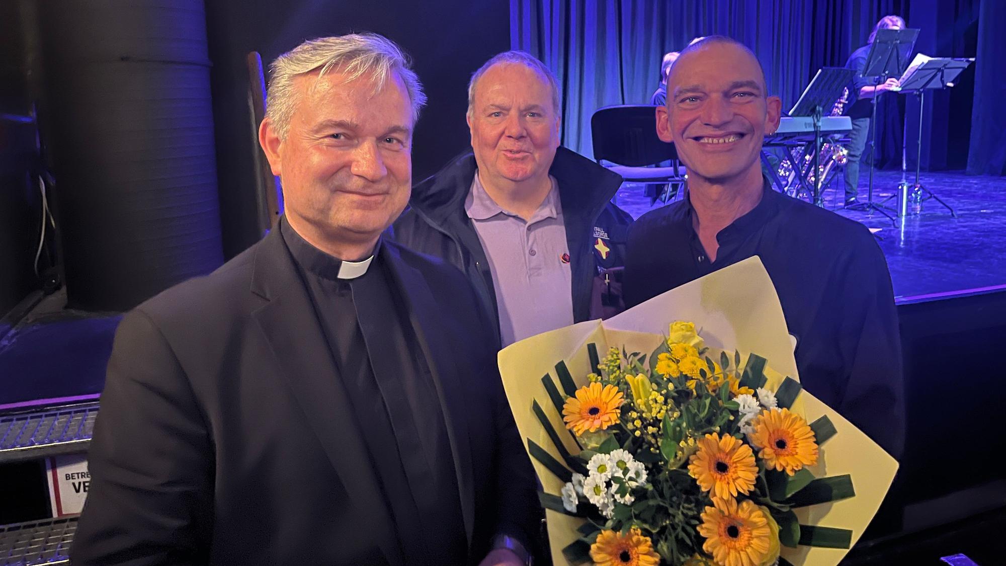 Der Bonner Stadtdechant Dr. Markus Hofmann überbrachte einen Blumenstrauß, vor allem aber Lob und Segenswünsche.