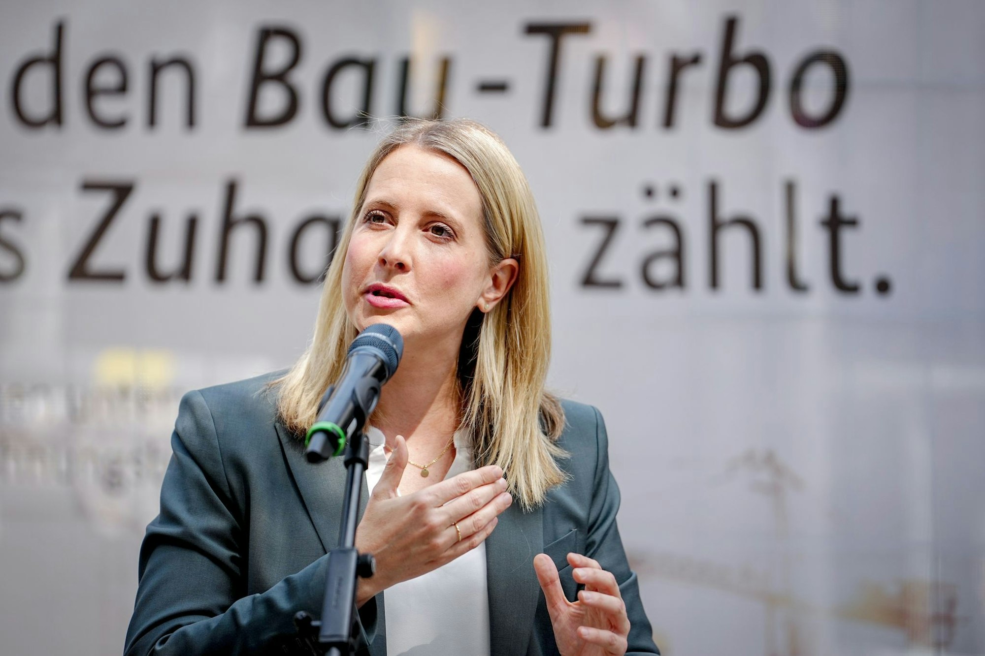Bundesbauministerin Verena Hubertz. Die Bundesregierung will über schnellere Genehmigungen den schleppenden Wohnungsbau in Schwung bringen. (Archivbild)