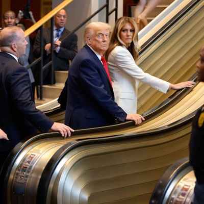 Präsident Donald Trump und First Lady Melania Trump treffen zur Generaldebatte der UN-Vollversammlung im UN-Hauptquartier ein und bleiben prompt auf der Rolltreppe stehen.